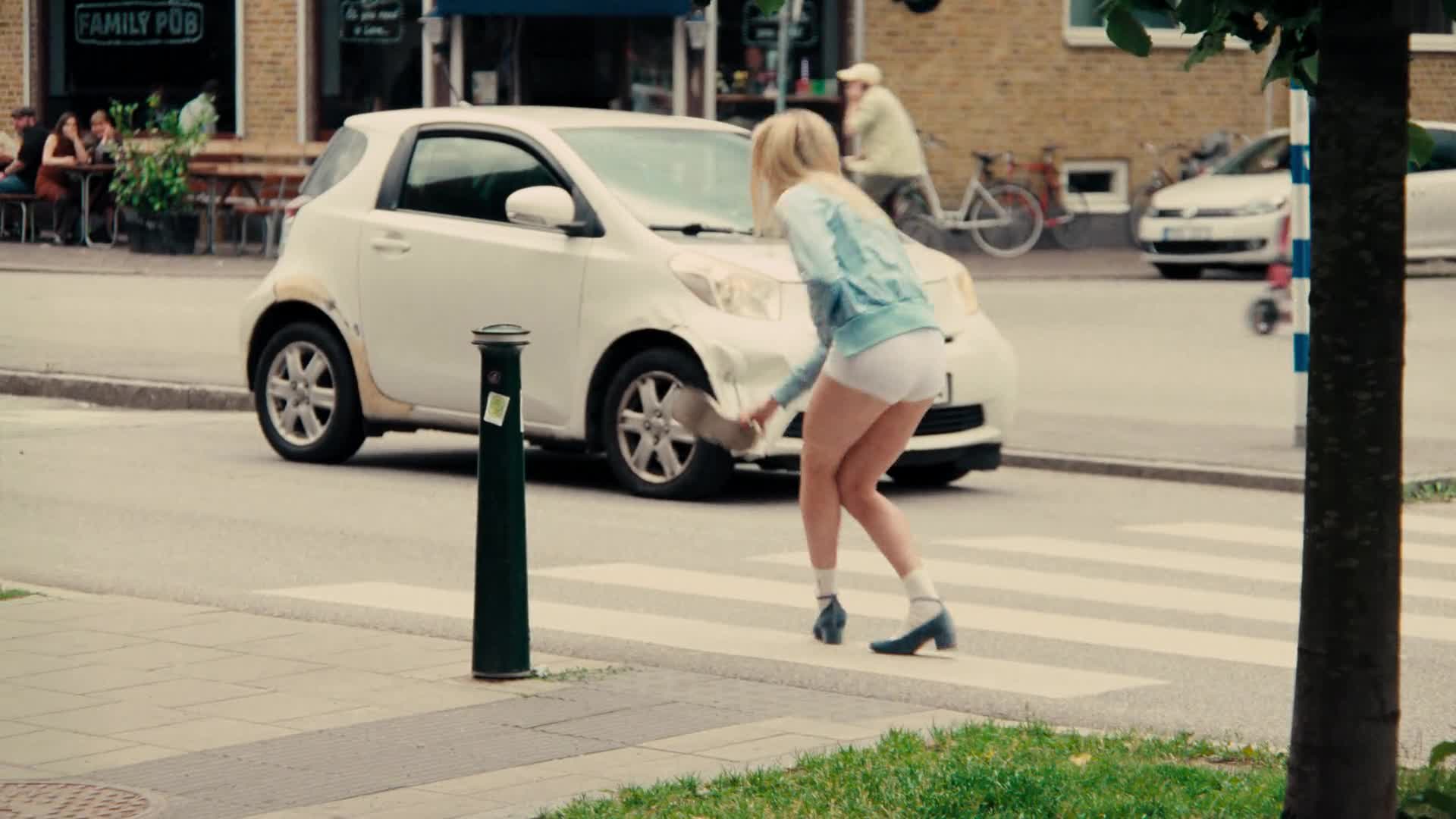 Polovina Malmö jsou kluci, co mi dali kopačky S01E01 {2025} komedie AAC 5 1 1080p CZ dabing mkv