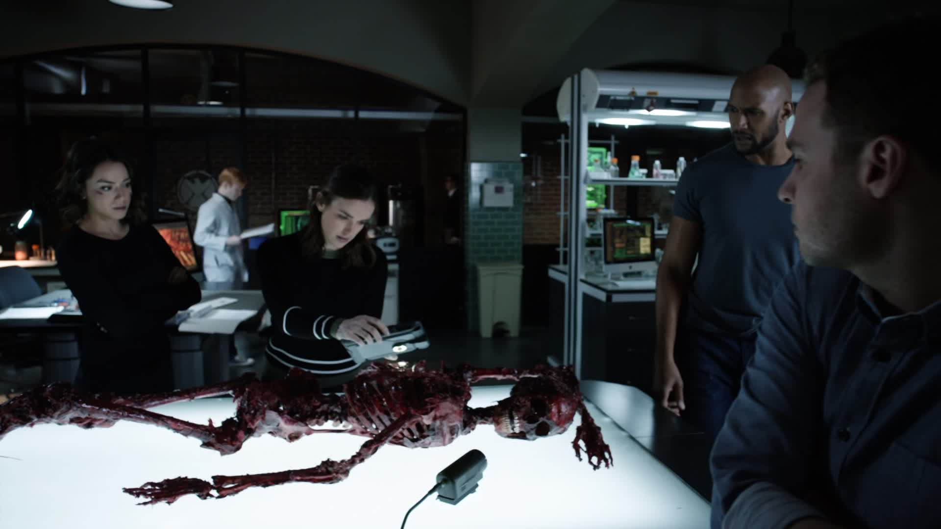 Agenti S H I E L D S03E16 22 2015 CZ dab Ztracený mkv