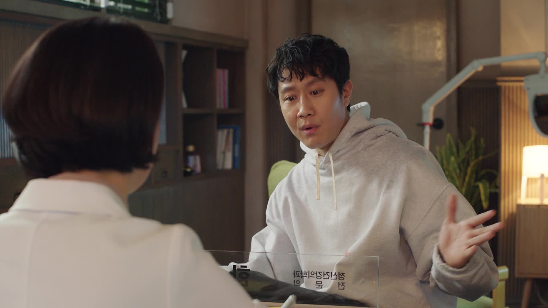 Bláznivě zamilovaní S01E01 Za deště vylézají blázni (2021) komedie romantický cztit mkv