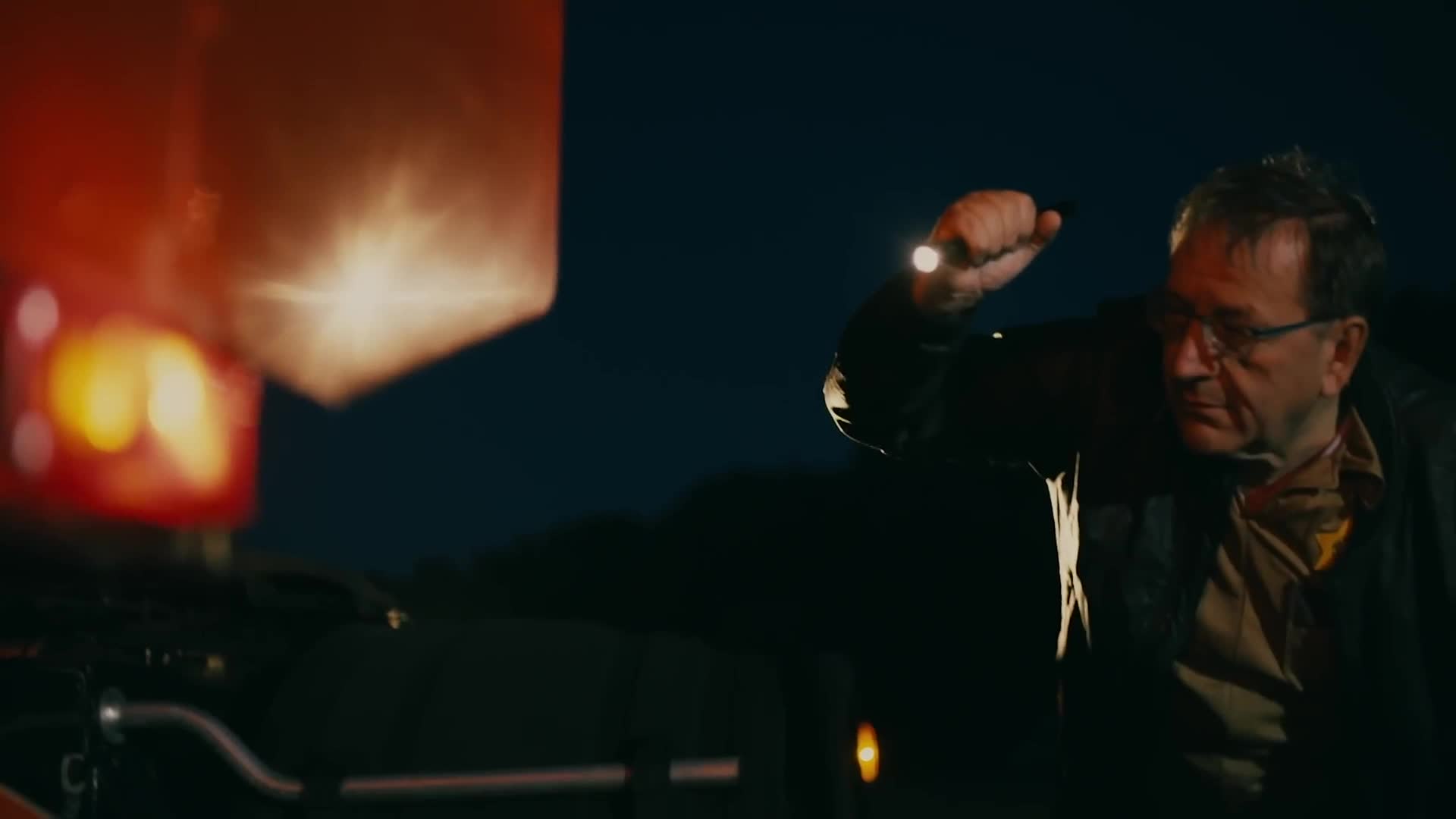 Tady žije zlo S01E17 17 2024 CZ dab 1080p Očima prosí, aby ji nechal jít Poslední fotky mladé stopařky si vrah sc mp4