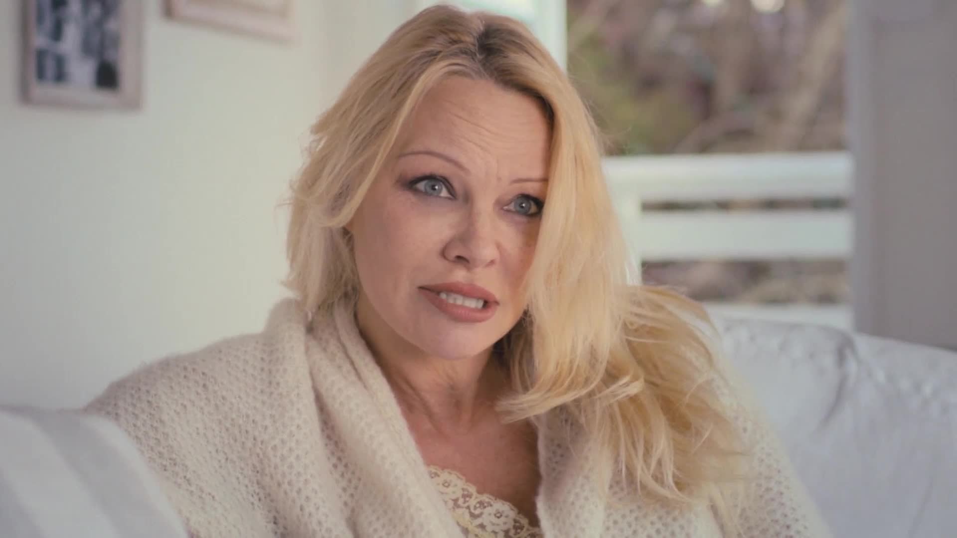 Pamela Příběh lásky (Pamela Anderson, Tommy Lee (a z ), David Hasselhoff 2023 Dokumentární Životopisný Bdrip 1080p ) Cz dabing mkv