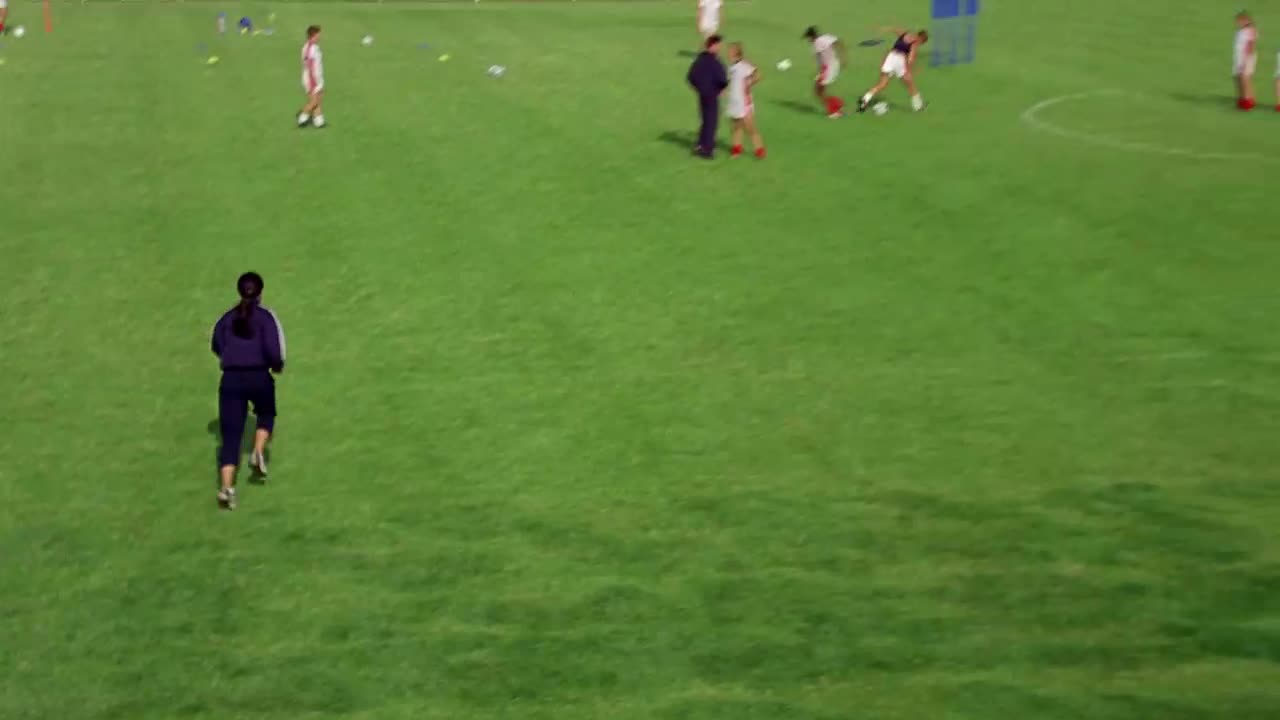 Blafuj jako Beckham (Parminder Nagra, Keira Knightley, Jonathan Rhys Meyers 2002 Komedie Drama Romantický Sportovní Bdrip 1080p ) Cz dabing avi