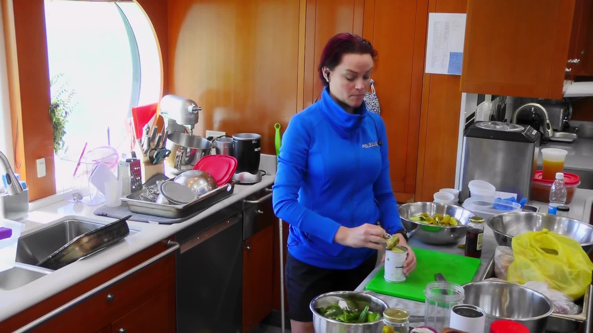 Život na jachtě S09E05 14 2021 CZ dab 1080p Emoce odložte ve dveřích kajuty mp4