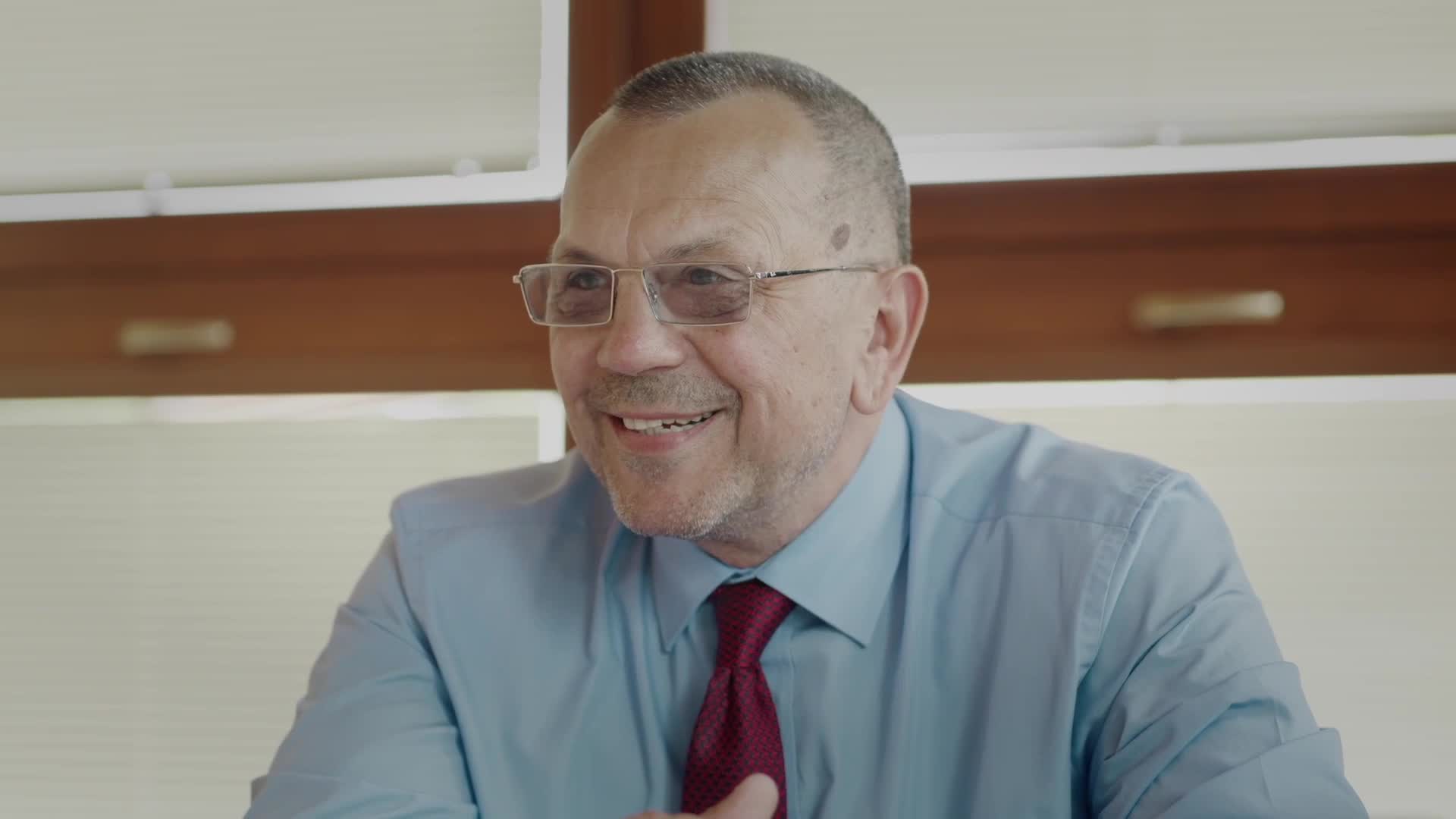 Republika příbram S01E07 08 2025 CZ dab 1080p Foldyna bez filtru „Nepokládejte mi takový nesmyslný otázky!“ mp4