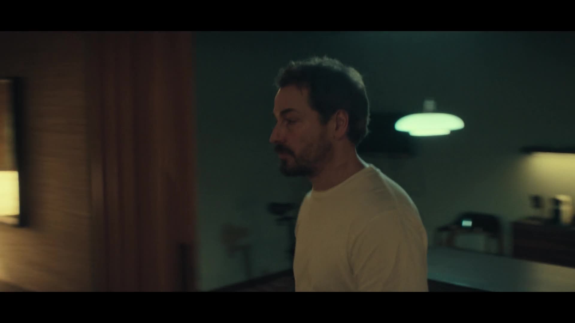 Unfamiliar S01E01 {2026} drama, thriller AAC 5 1 1080p CZ dabing mkv