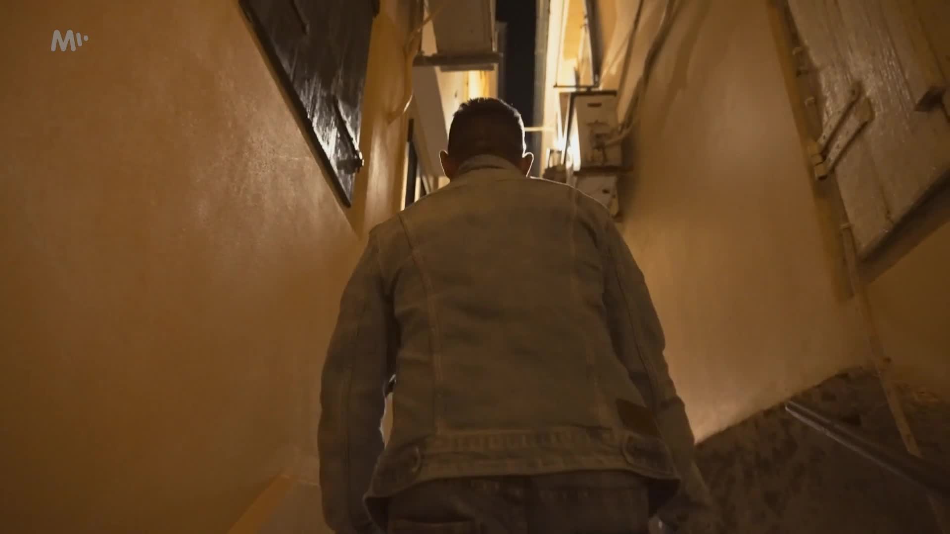 Načo pôjdem domov S01E08 09 2022 SK dab 1080p David si užívá noční život na Korfu a balí holky, Rozálie mu sekne s telefonem mp4