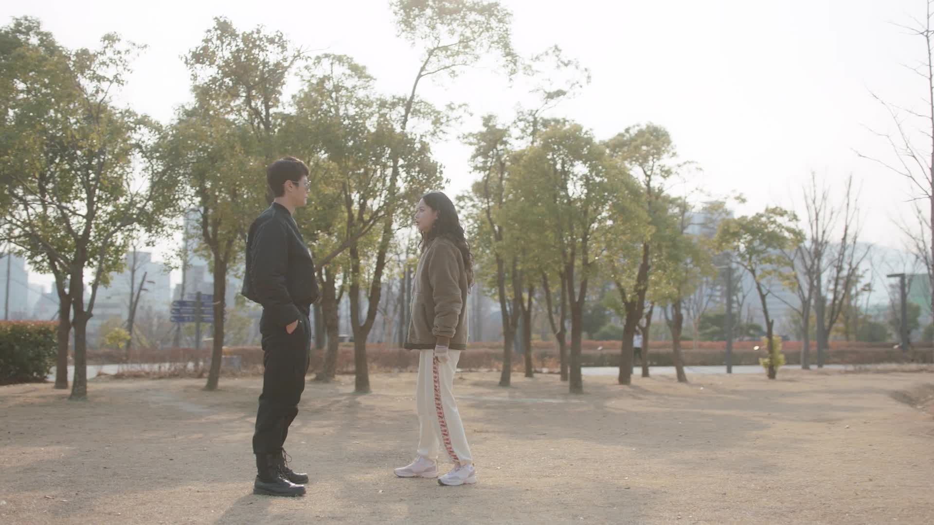 Bláznivě zamilovaní S01E01 Uteč (2021) komedie romantický cztit mkv