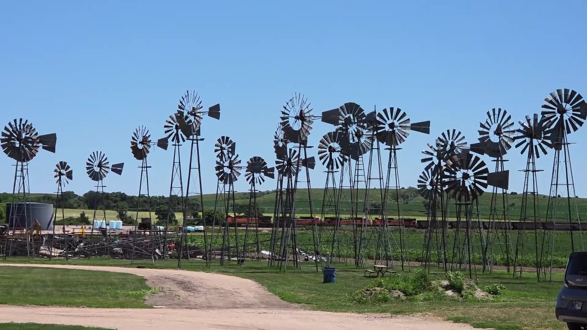 Nadoraz DEATH VALLEY S02E10 30 2025 SK dab 1080p Feliciou po nekonečných cestách USA + Mount Rushmore mp4
