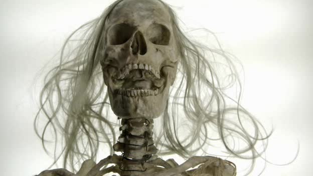 Sběratelé kostí s05e20 Čarodejnice ve skříni avi