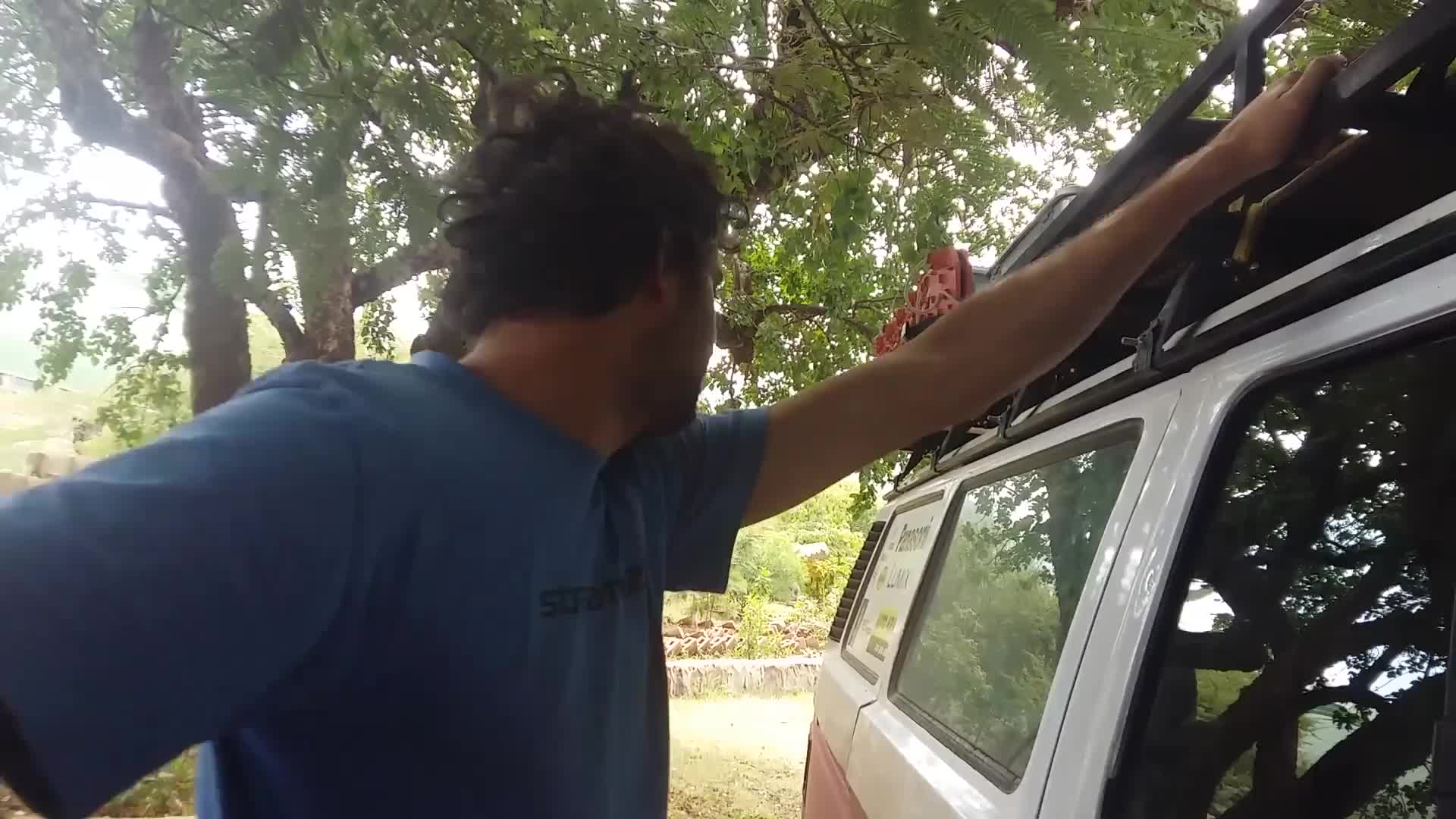 Busny S01E11 26 2017 CZ dab 1080p Keňa Největší pouštní jezero a největší louže oleje pod busíkem mp4