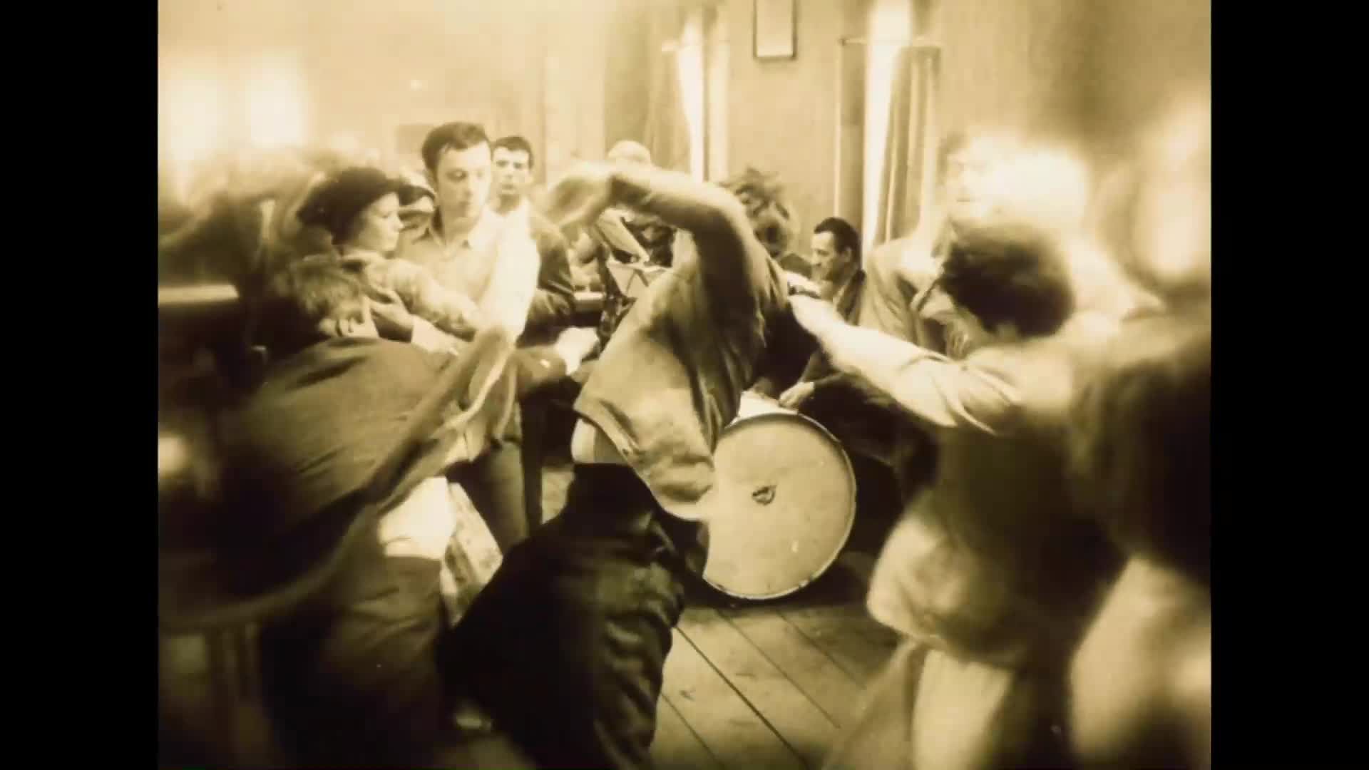 Lásky mezi kapkami deště {1979} komedie, drama, romantický 1080p mkv