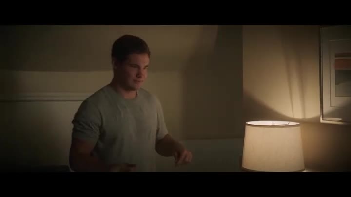 Tchán s tchyní jsou psanci (Nina Dobrev, Pierce Brosnan, Adam Devine 2023 Akční Komedie Bdrip 1080p ) Cz dabing mp4