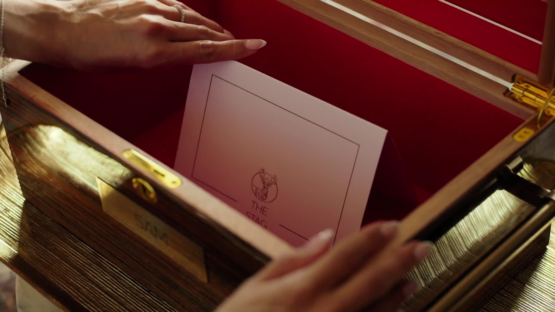 Tajemství za milión dolarů S01E07 08 2025 CZ dab 1080p Příběh dvou sester mp4