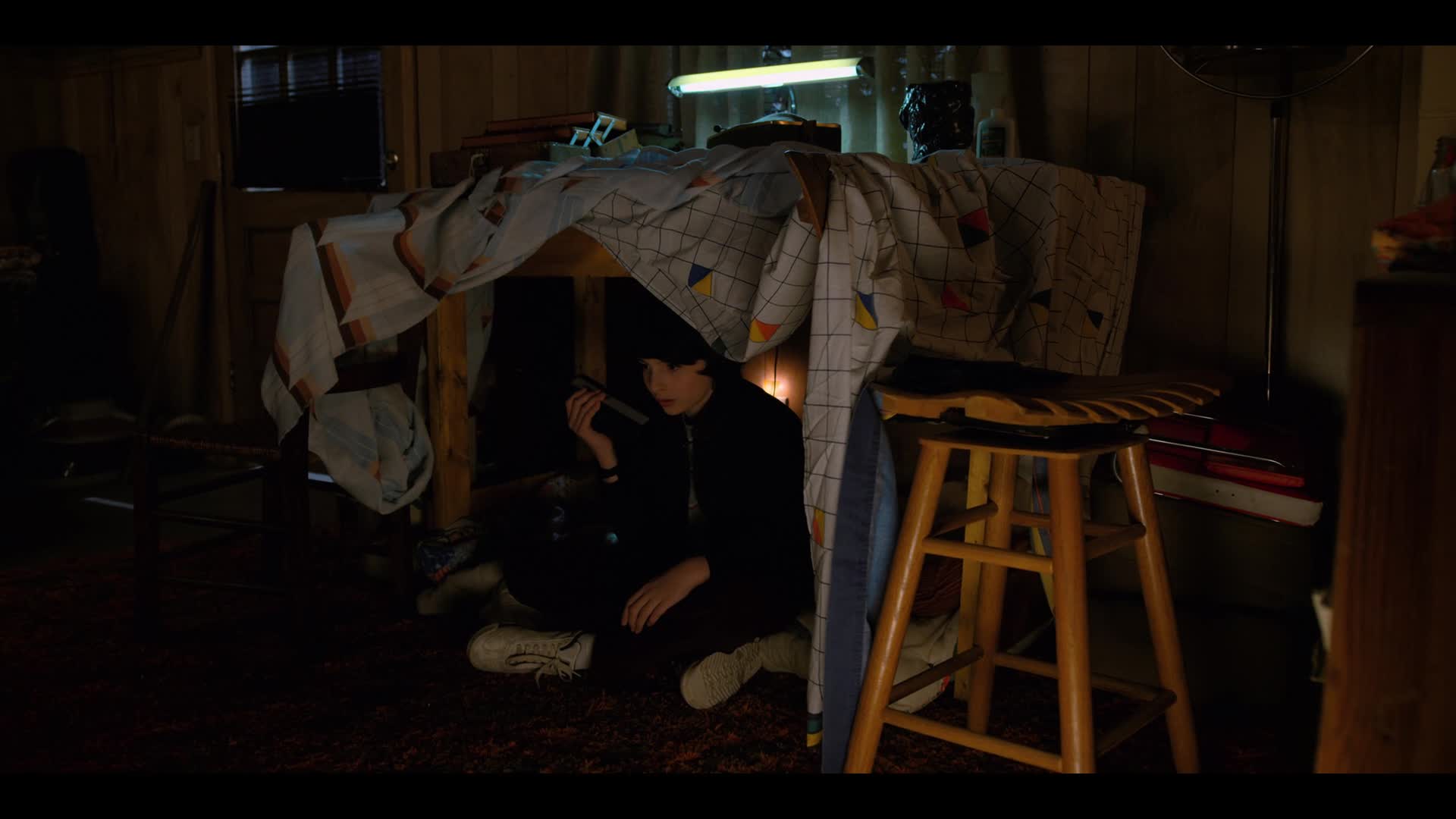 Stranger Things S02E01 09 2017 CZ dab Kapitola první Šílená Max mkv