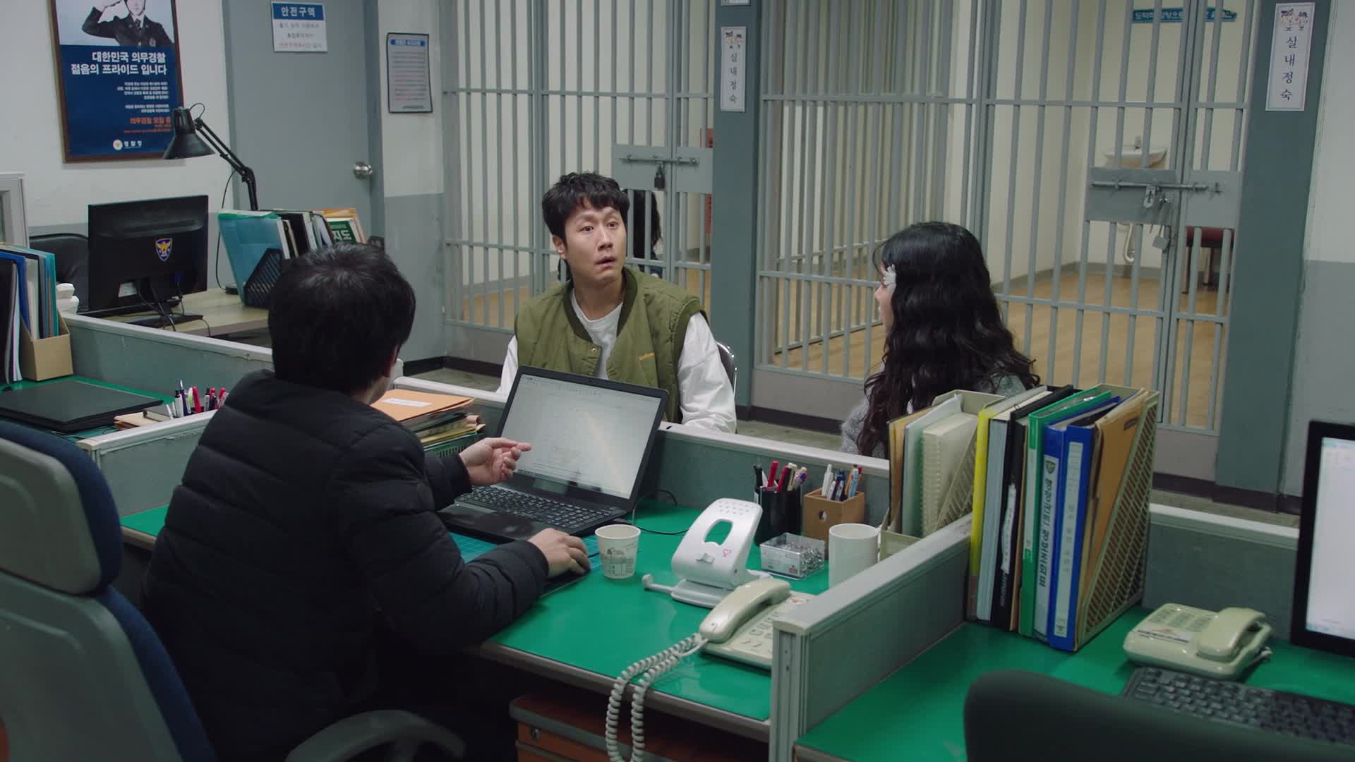 Bláznivě zamilovaní S01E02 Lidé, kteří nás štvou (2021) komedie romantický cztit mkv