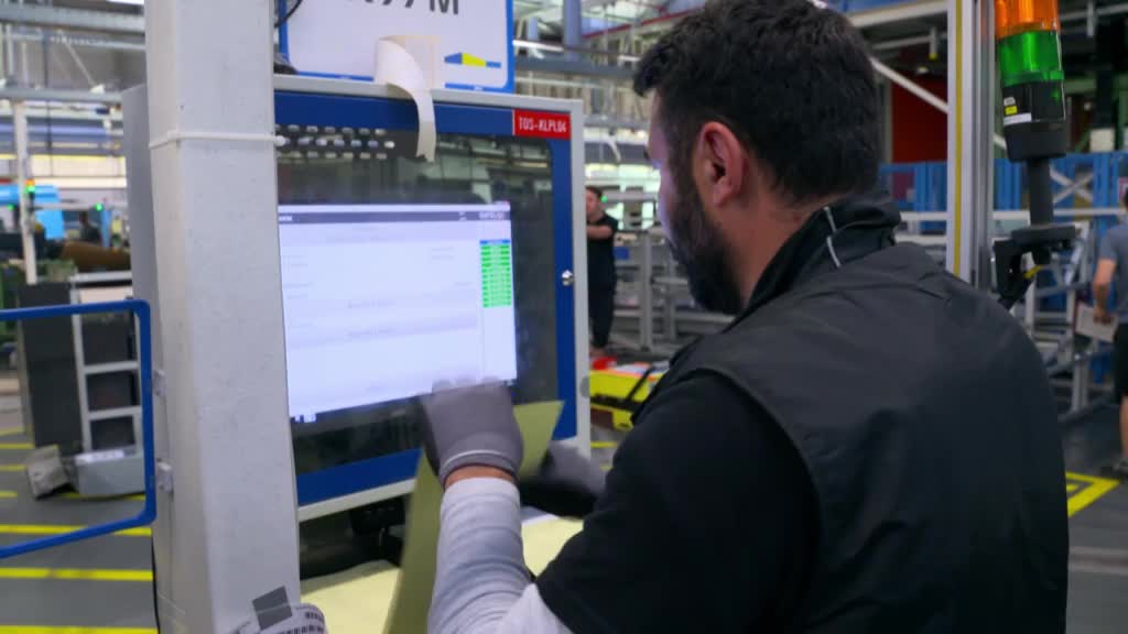 Vyjimecne projekty S01E08 Nejvetsi tovarna na kamiony [Exceptional Engineering The World's Biggest Truck Factory] (cz en 576p) mkv