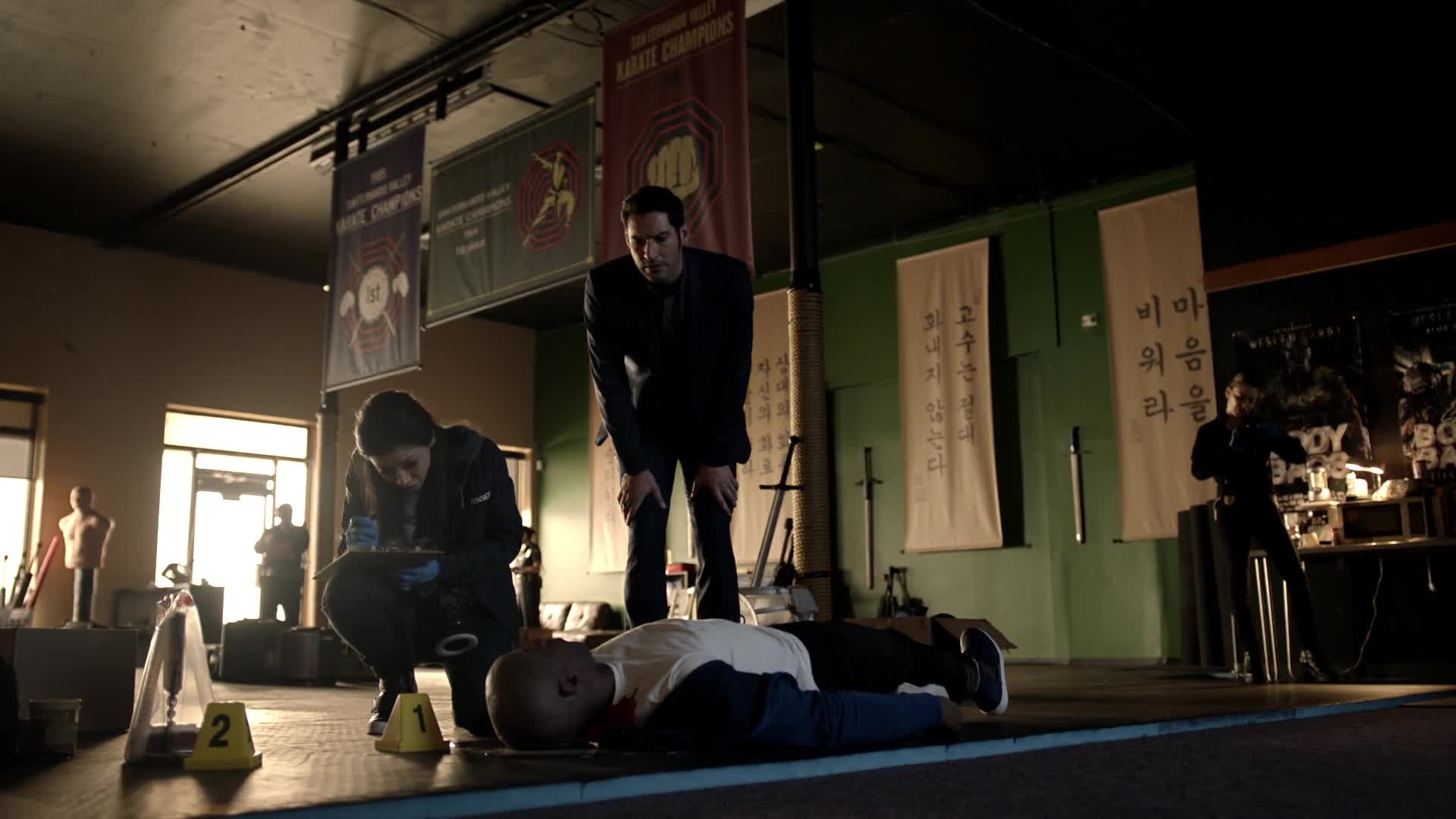 Lucifer S02E05 18 2016 CZ dab 1080p Hra se zbraněmi mkv