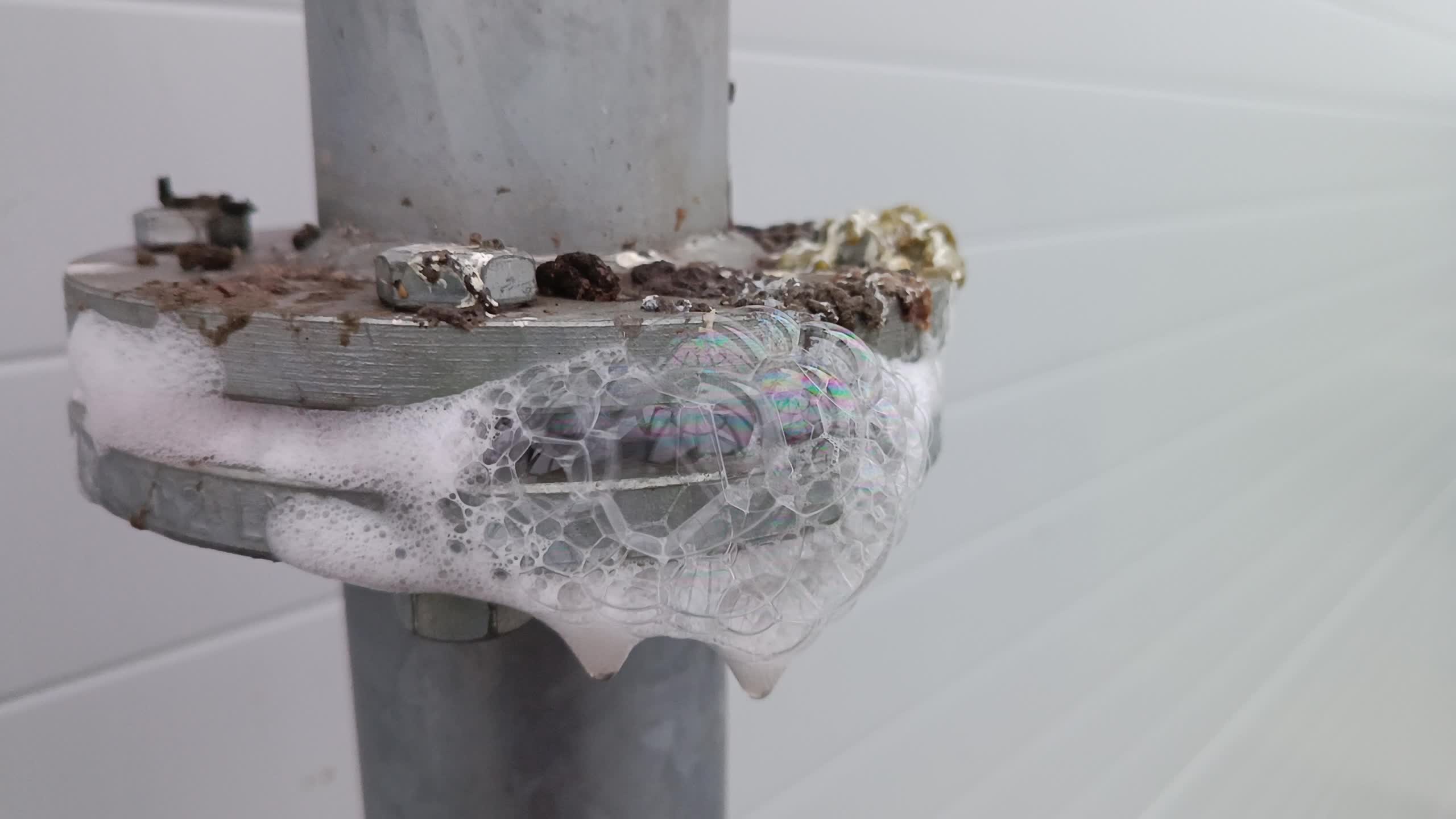 Suchovod příruba stěna haly u nájezdových ramp netěsnost mp4