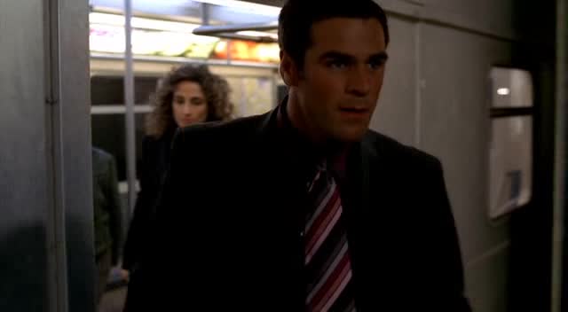 Kriminálka New York 4x10 Něco o hrdinech avi